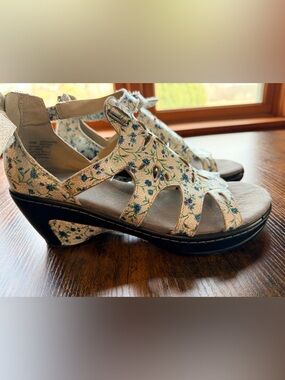 JBU by Jambu Northstar Laser-Cut Wedge Sandal size 10Medium